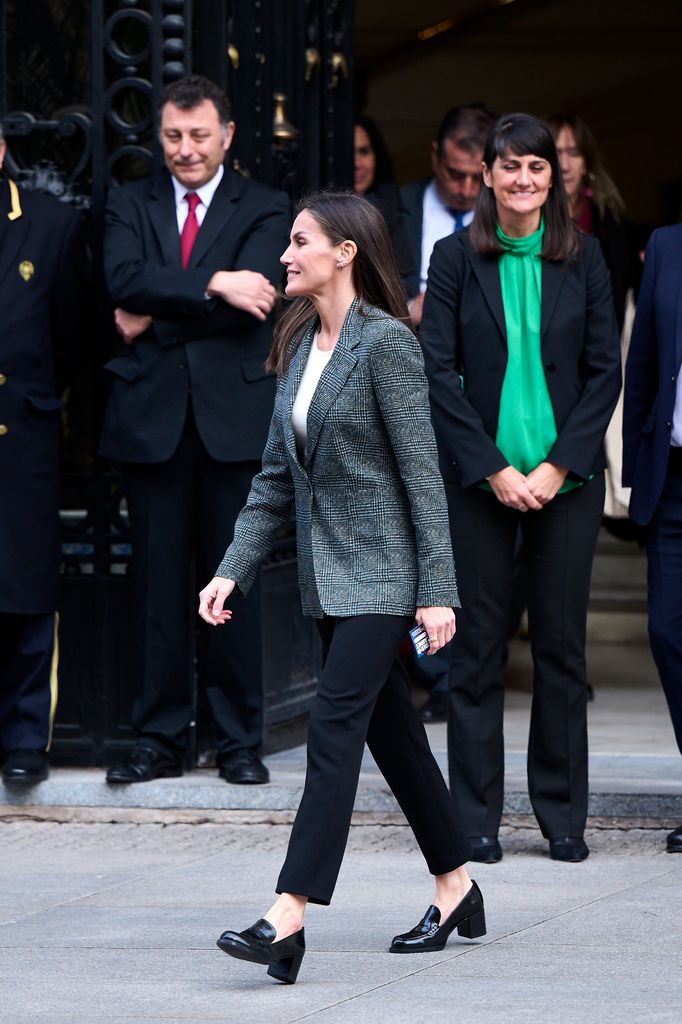 La reina Letizia con mocasines de tacón ancho de Massimo Dutti