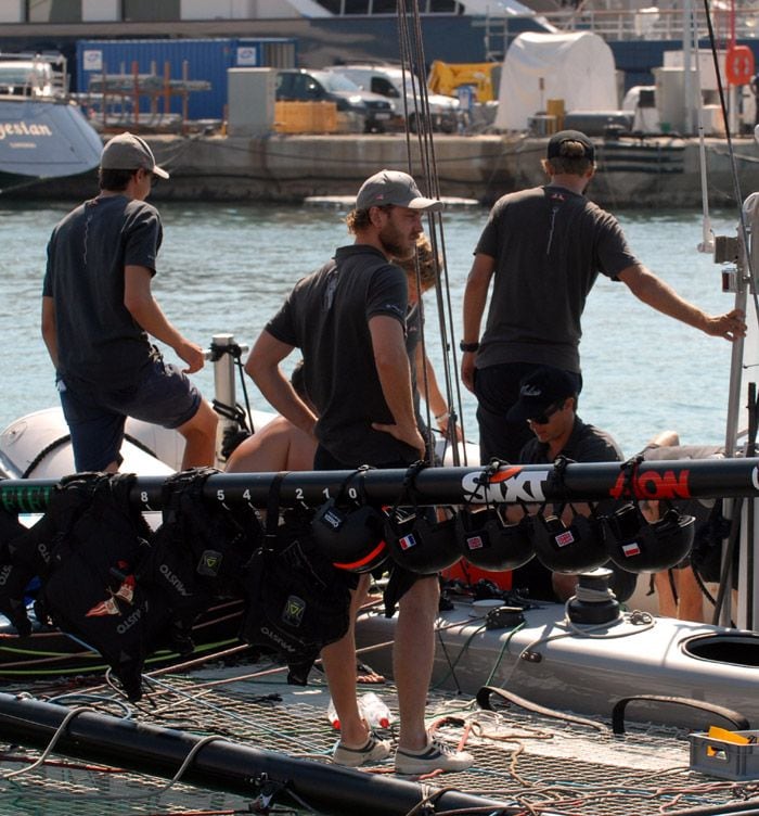 Pierre Casiraghi, patrón del Malizia, ultimando los preparativos junto a su tripulación
