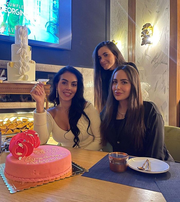 Georgina celebrando sus 29 años con su hermana y su amiga Elena