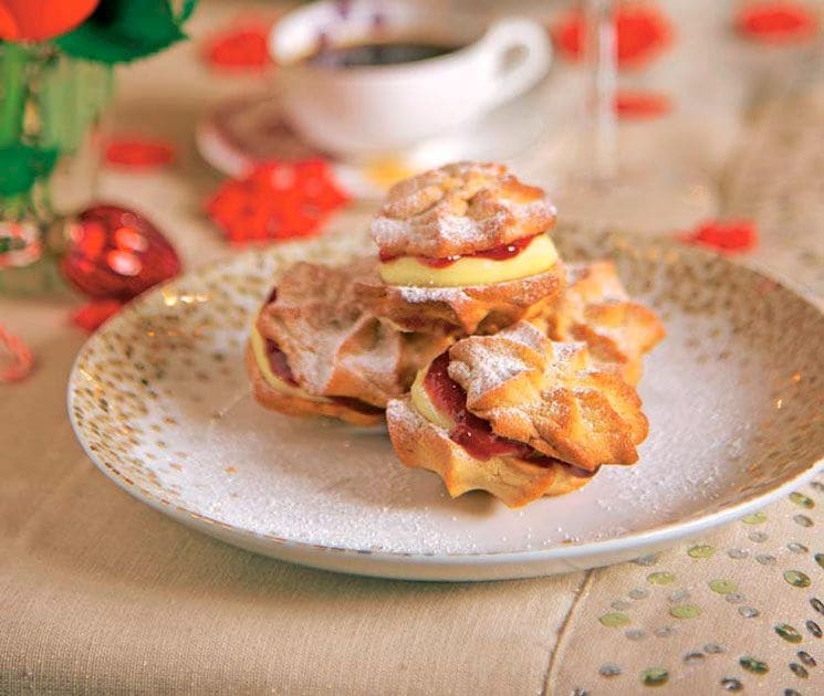 Sándwich de galletas con mermelada y crema de vainilla