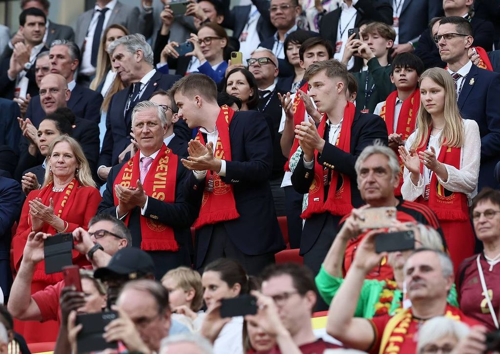 La Familia Real belga aplaude desde el palco en la Eurocopa