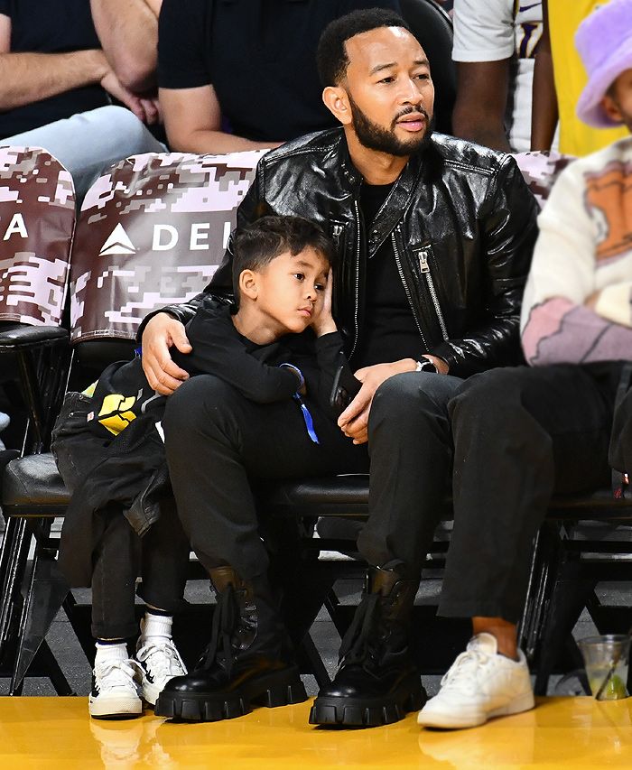 Miles, hijo de John Legend, se aburre viendo baloncesto