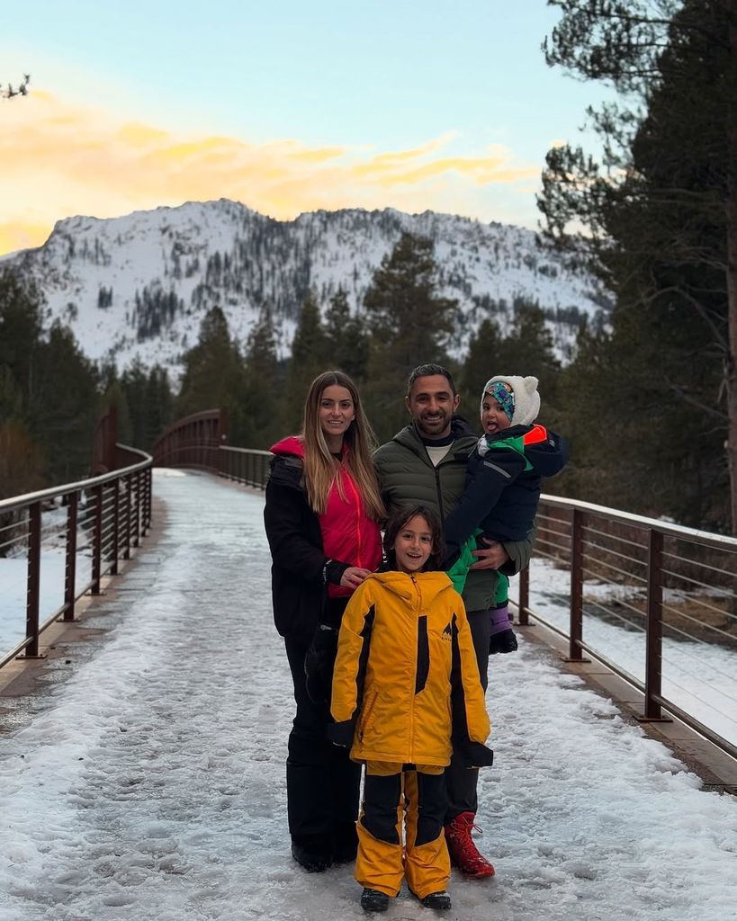 En la imagen, Daniel Pérez, ex esposo de Tania Rincón, junto a sus hijos, Amelia y Patricio, y con su novia Alejandra Márquez.