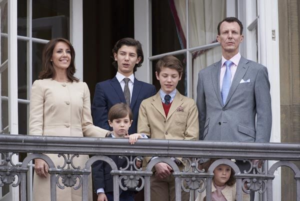 El príncipe Joaquín de Dinamarca junto a su mujer, la princesa Marie, y los príncipes Nicolás, Félix, Henrik y Athena
