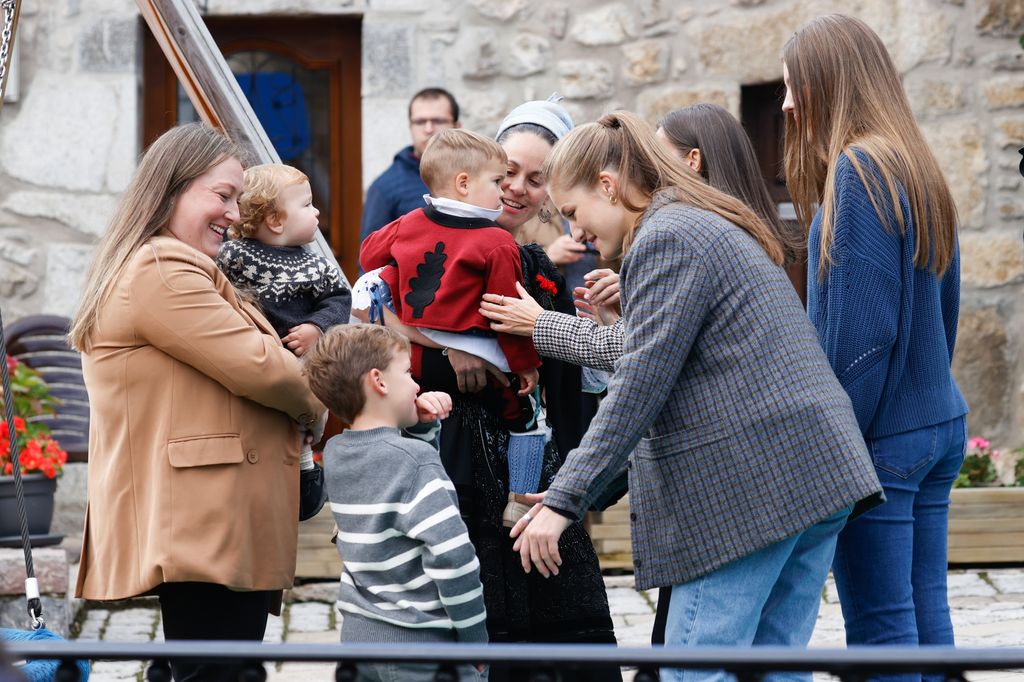 La Princesa Leonor con los niños de Sotres