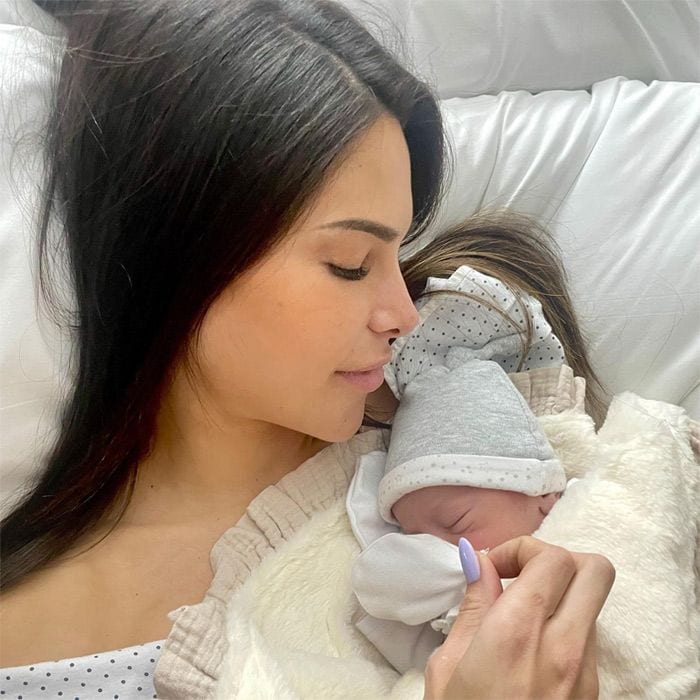 Carla Barber presenta a su primer hijo, Bastian