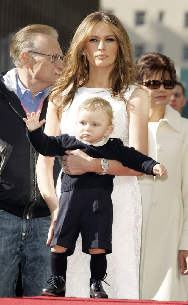 Melania Trump y su hijo Barron Trump en Hollywood Boulevard, California