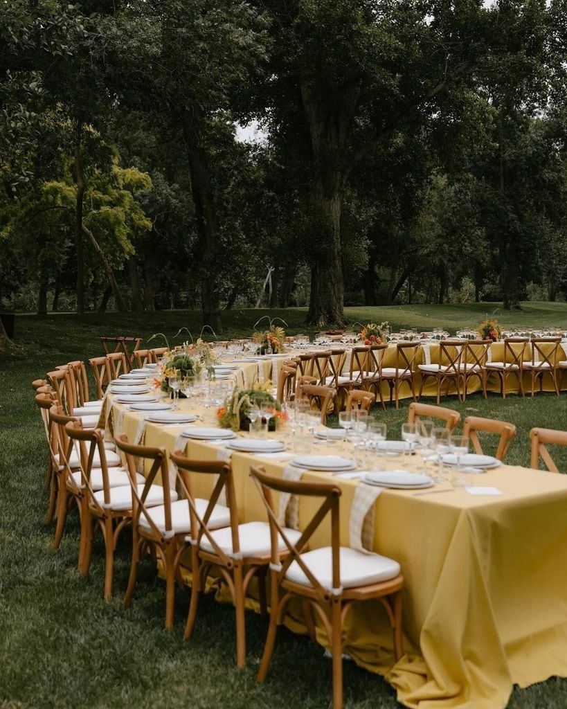 Decoración con manteles de boda a color amarillo liso