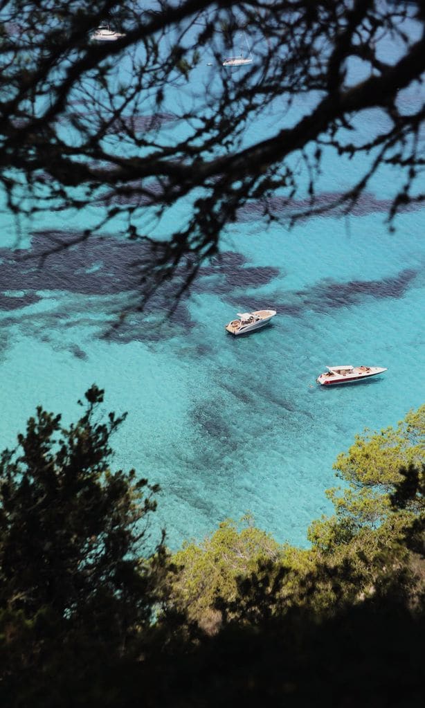 Eugenia Silva posa en su casa de Formentera para ¡HOLA! Living