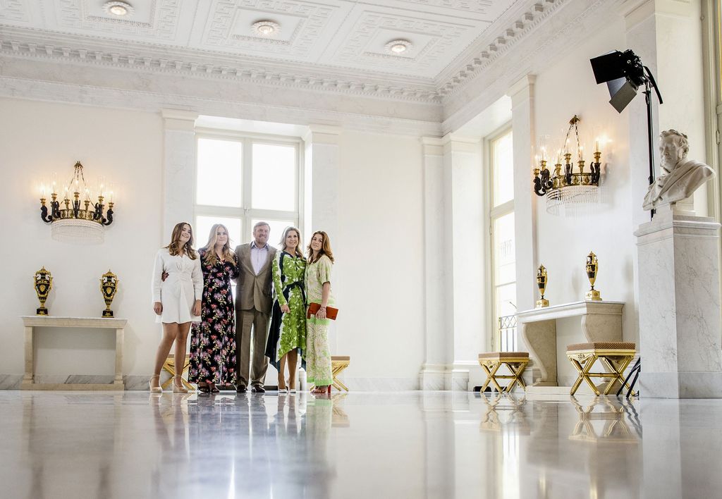 Guillermo y Máxima de Holanda con sus hijas en el Palacio de Noordeinde en junio de 2022