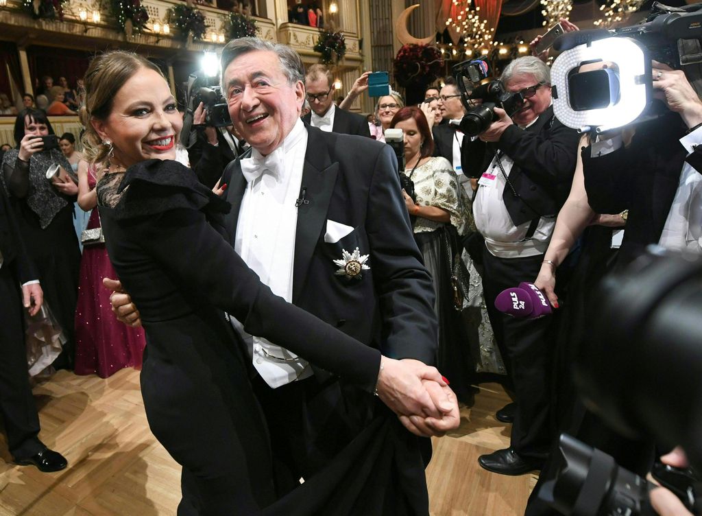  Ornella Muti y Richard Lugner en el Baile de la Ópera de Viena en 2020