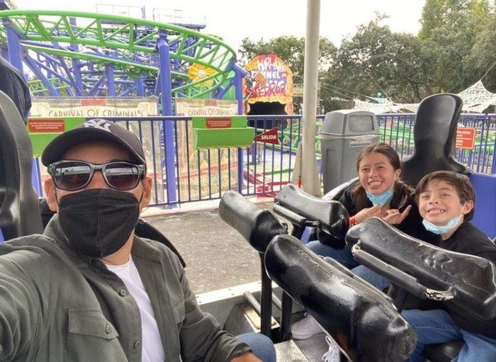 Yordi Rosado posa con sus hijos en Six Flags