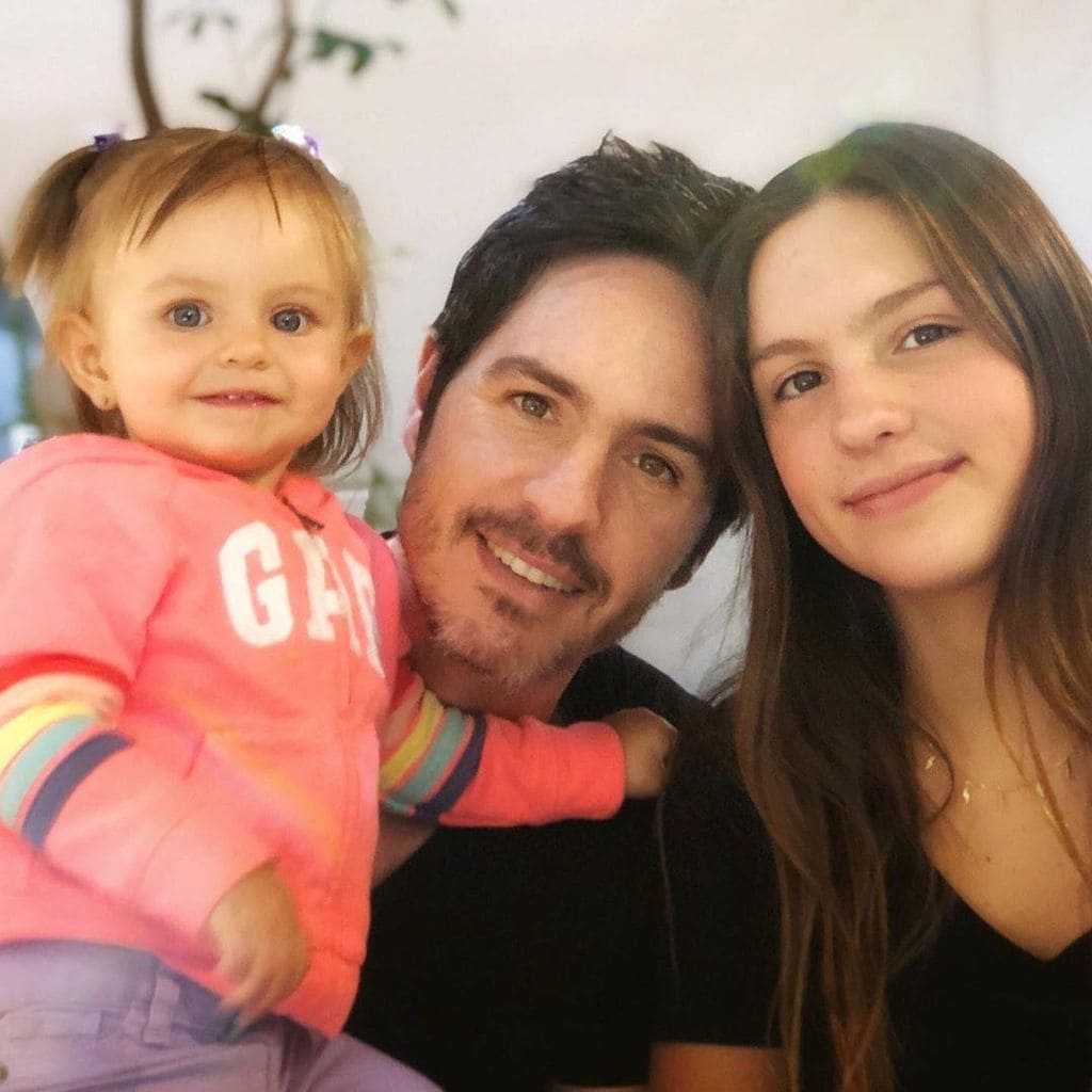 Mauricio Ochmann y sus hijas