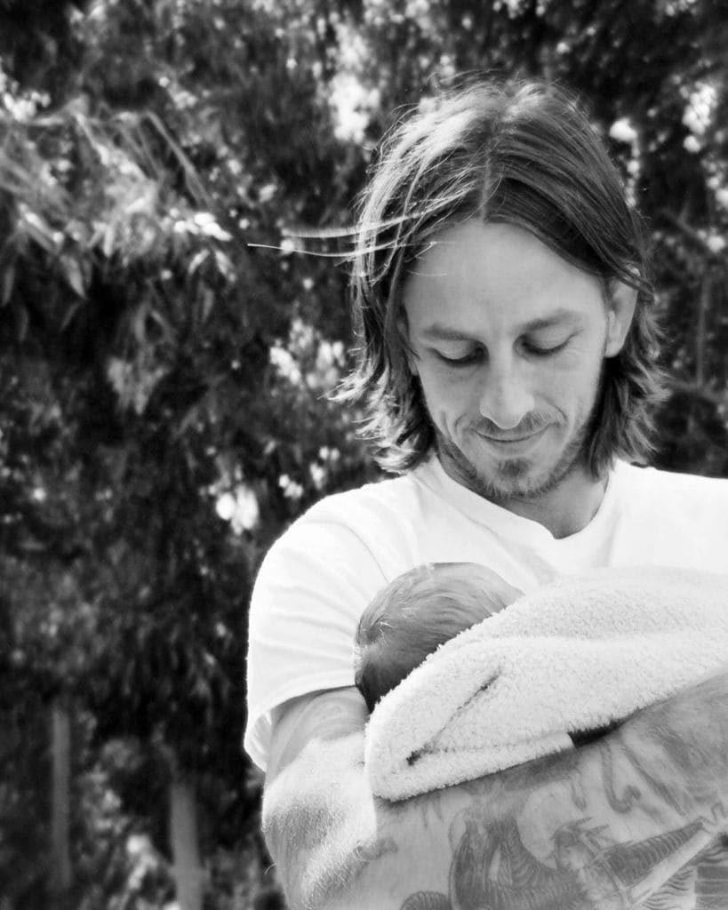 Riley Hawk con su primer hijo con Frances Cobain, hija de Kurt Cobain, septiembre 2024