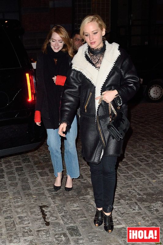 Las actrices llegaron juntas al restaurante del neoyorquino distrito de Flatiron, allí esperarían a Adele, que acababa de pasar por el plató de televisión de Jimmy Fallon
