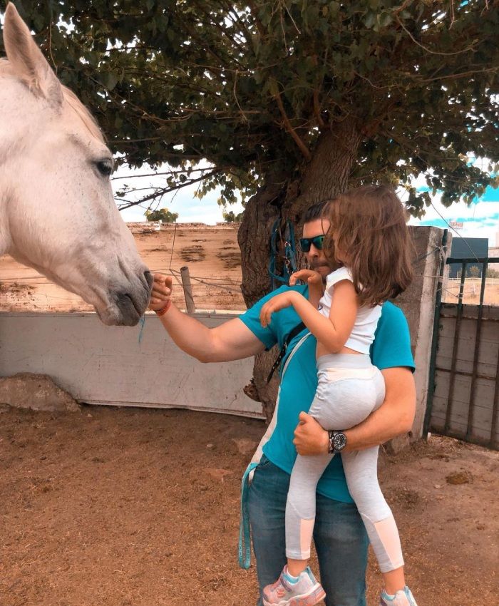 Ángel Cristo y su pequeña