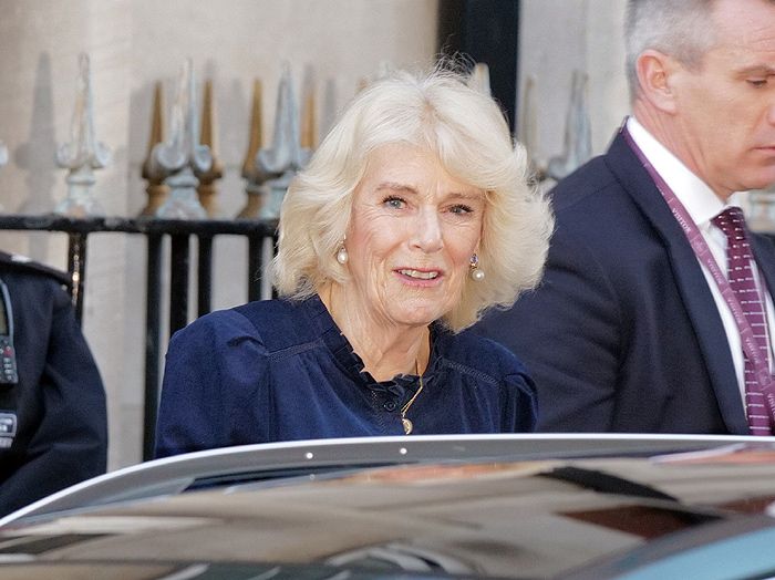 La reina Camilla a las puertas del hospital en el que está ingresado Carlos III