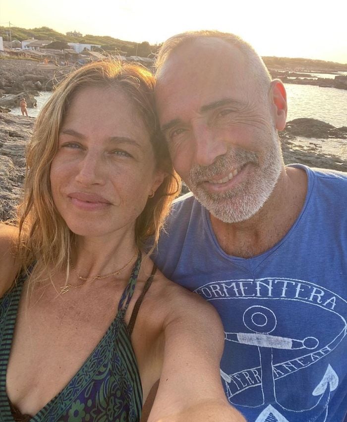 Martina Klein y Álex Corretja  disfrutando de un día de playa