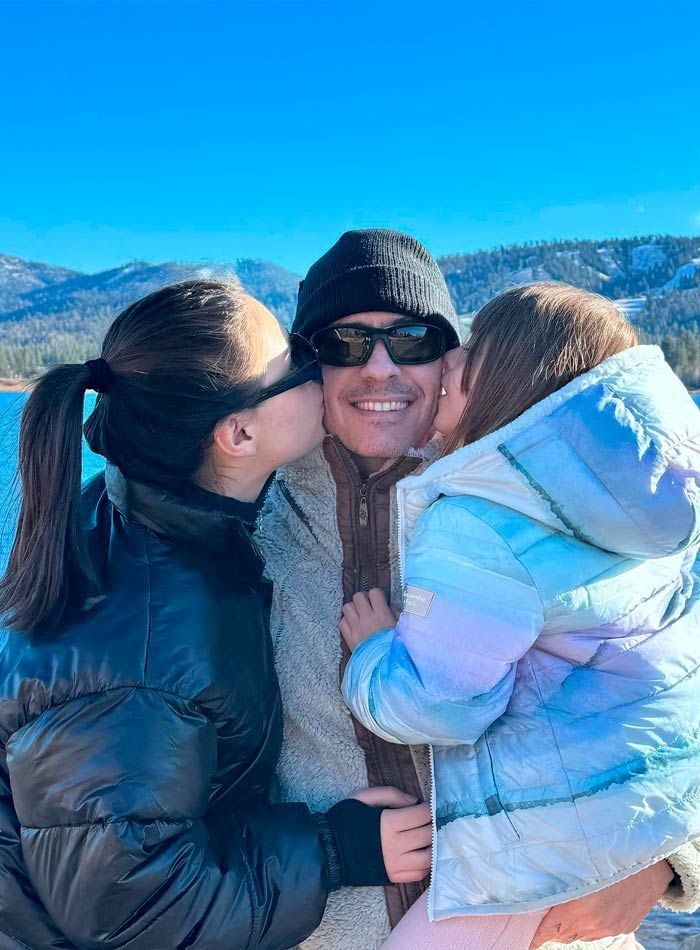 Mauricio Ochmann y sus hijas