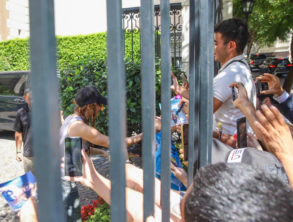 Shakira se acercó a sus fans que la esperaban en la puerta de su hotel en Argentina