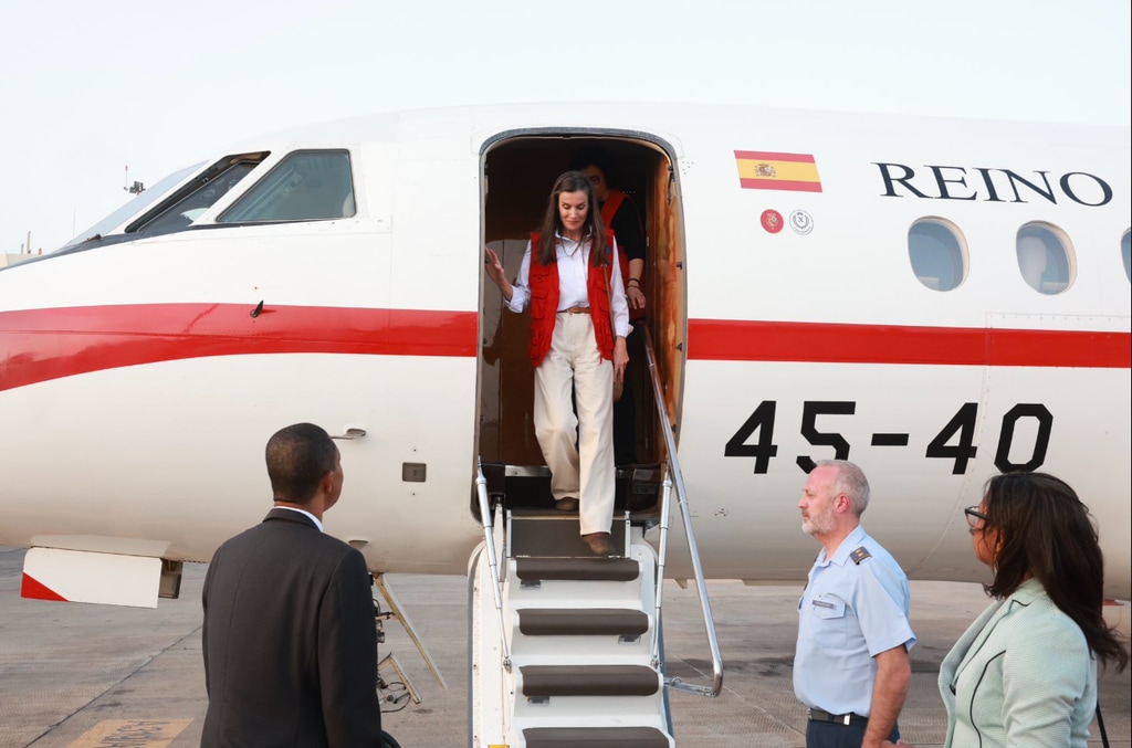 Llegada de la Reina al Aeropuerto Internacional Nelson Mandela para conocer el trabajo de la Cooperación Española en igualdad de género, desarrollo integral y economía azul con Cabo Verde