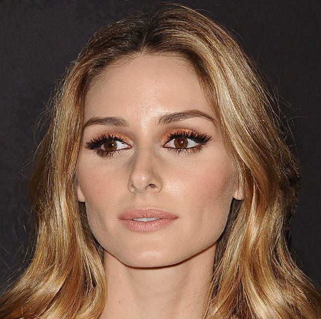 Una piel de porcelana, ligero rubor en las mejillas y labios nude, dejando todo el protagonismo a la mirada. Inspírate en la preciosas sombras cobrizas de Olivia Palermo combinándolas con unas pestañas XXL y bien cubiertas, además de un perfilador negro para enmarcar la mirada. 
