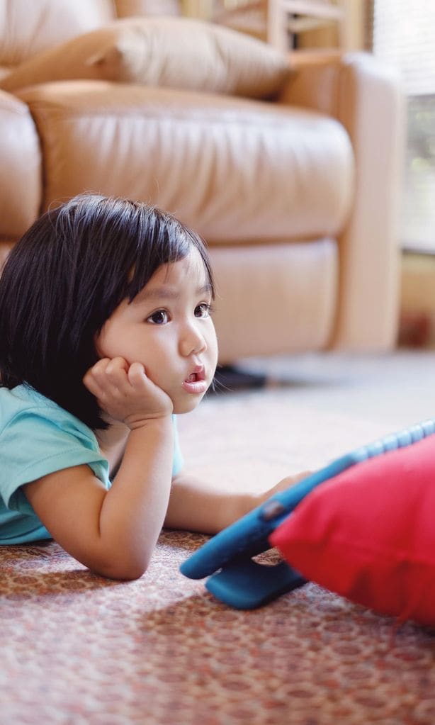 Niña frente a pantalla tablet