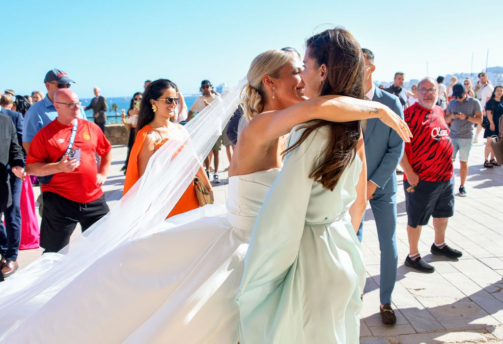 La emoción de Cristina Palavra al abrazarse con una de las invitadas de su boda