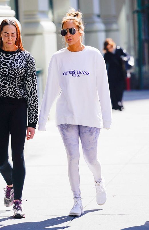 Jennifer Lopez con sneakers Ultra Flyknit Air Presto de Nike 