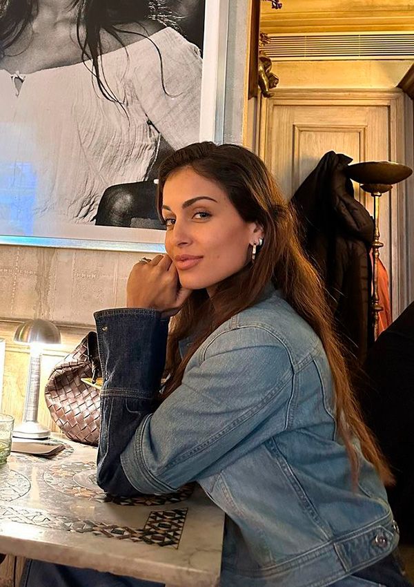 Hiba Abouk con look doble 'denim'