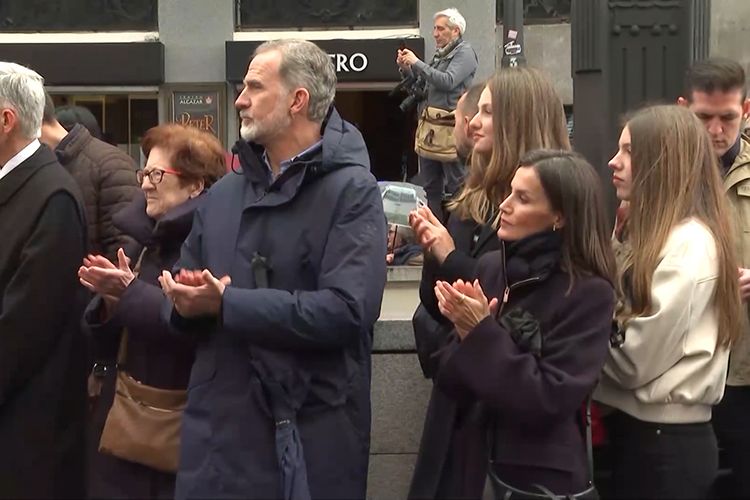 Los Reyes y sus hijas aplauden