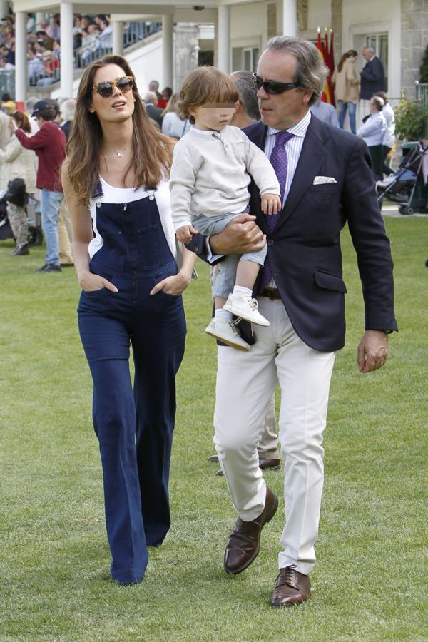 Por los alrededores del Club de Campo Villa, sede del 105 Concurso de Saltos Internacional (CSI) 5* de Madrid, también hemos visto a Mar Saura con su marido Javier Revuelta y su hijo Javier
