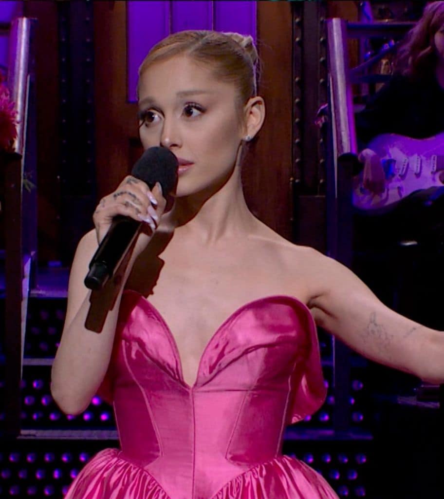 Ariana Grande en Saturday Night Live con vestido de Mugler 1987