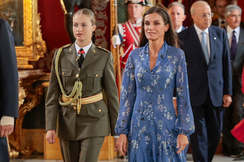 La princesa Leonor con la reina Letizia en al recepción del 12 de octubre