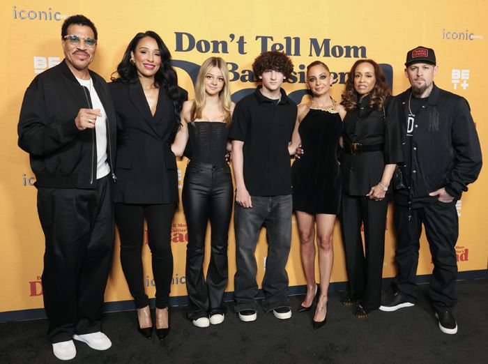 Nicole Richie estrenó nueva película junto a su padre Lionel Richie, su madre y la nueva novia del artista