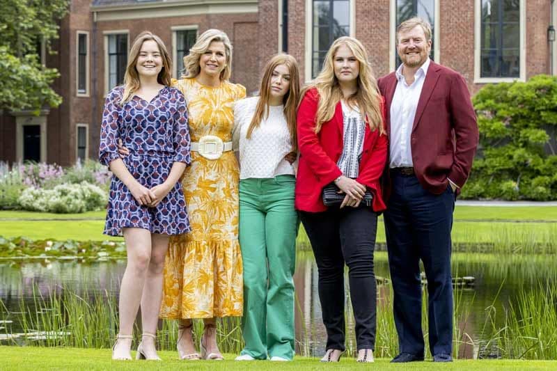 Guillermo y Máxima de Holanda con sus hijas