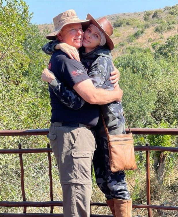 Alberto y Charlene de Mónaco abrazados