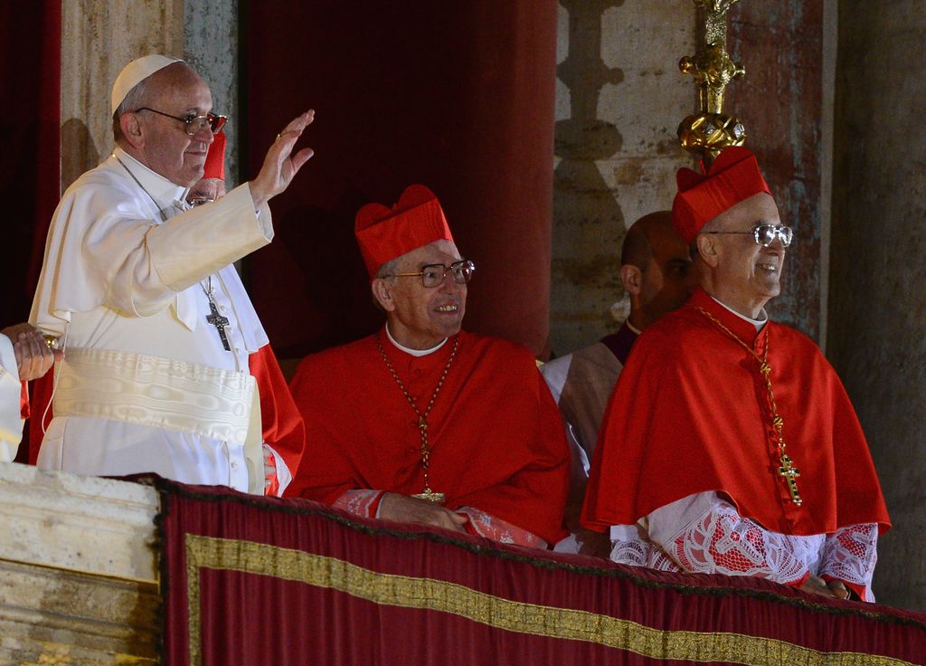 El cardenal Agostino Vallini y su gran amigo Hummes, le acompañan en este histórico momento