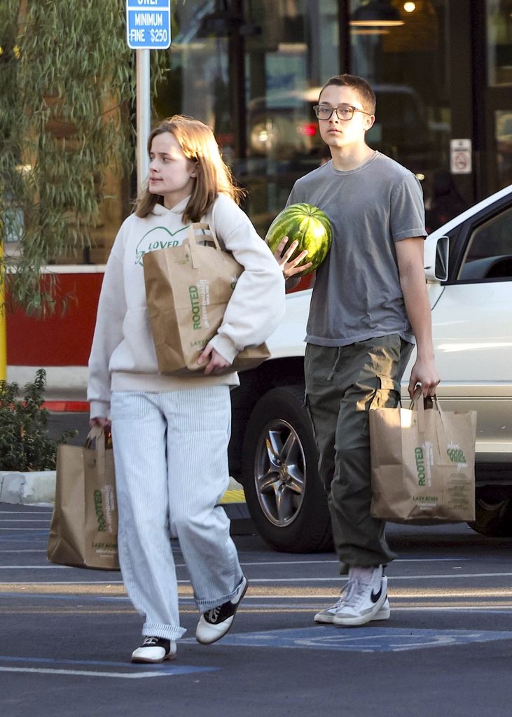 Los mellizos Knox y Vivienne reafirmaron su estilo relajado.