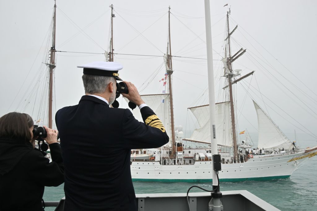 Los reyes y la princesa Leonor en la salida de Elcano