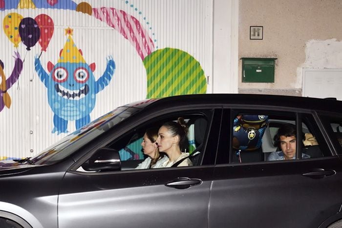 Eva González, al volante de su coche, y Cayetano Rivera al cuidado de su hijo en el asiento de atrás