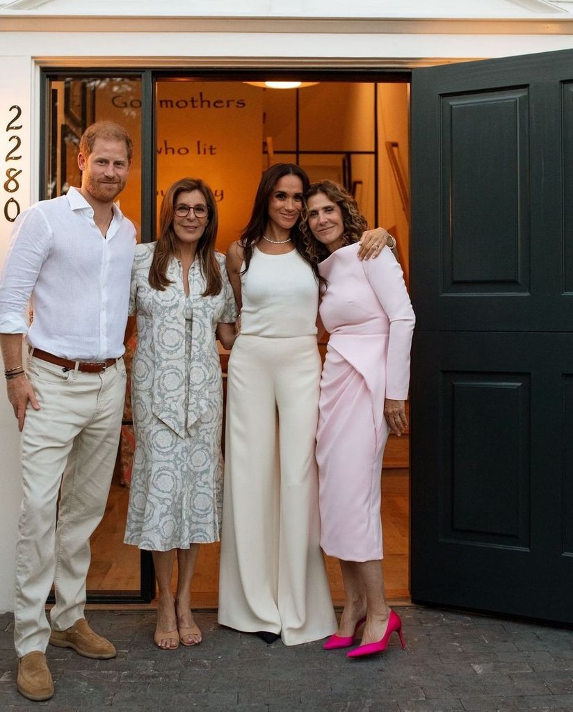 El Príncipe Harry de Inglaterra y Meghan Markle en la inauguración de la librería Godmothers en Montecito