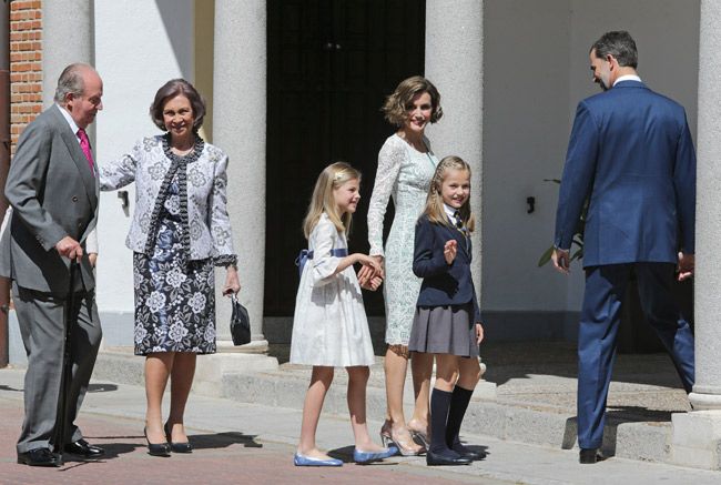 La Princesa de Asturias ha llegado arropada por sus padres, su hermana y sus abuelos a la Parroquia Asunción de Nuestra Señora (Aravaca), donde iba a tomar la Primera Comunión como una niña más junto a sus veinte compañeros de clase del Colegio Santa María de los Rosales
