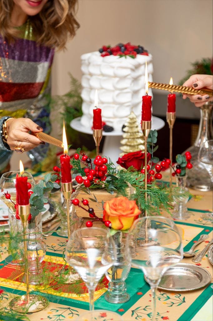 Mesa de Navidad, con adorno floral y velas, montada por Mónica Ramírez  y Camila Villalba 