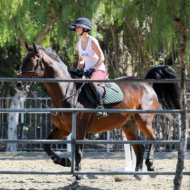 Kaley Cuoco monta a caballo con regularidad