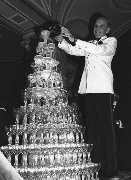 Decoración de bodas con torres de champán