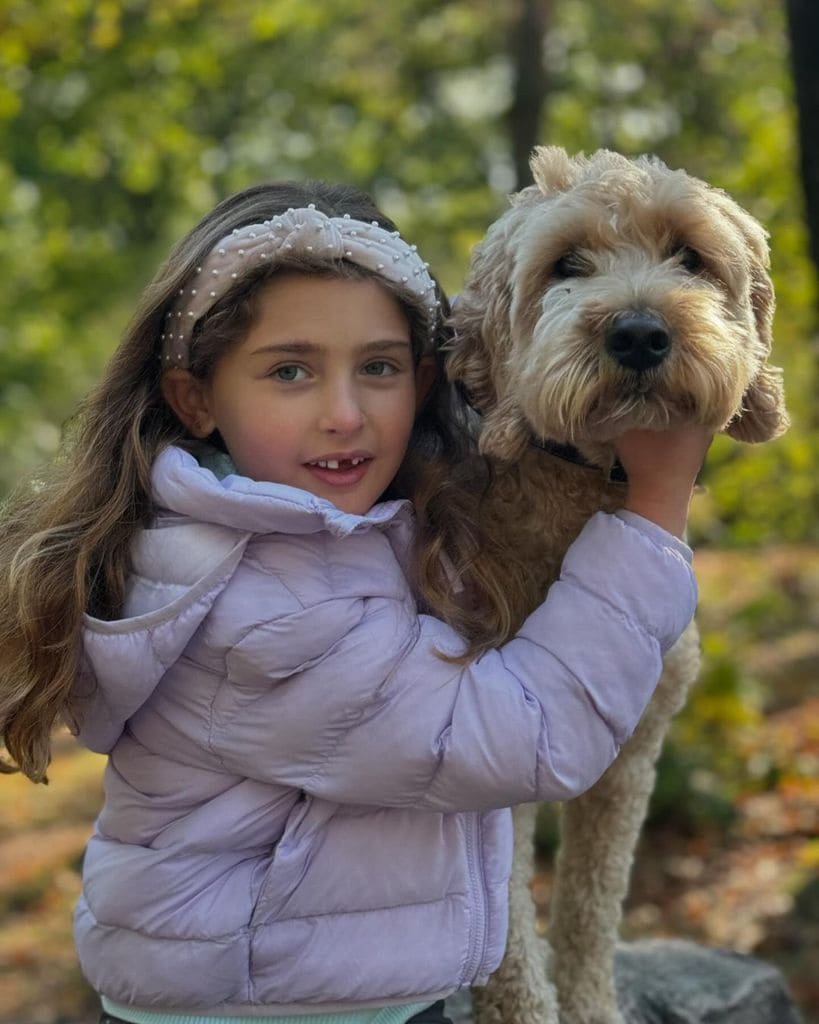 Adrienne, hija de Magdalena de Suecia, y su perro Teddy