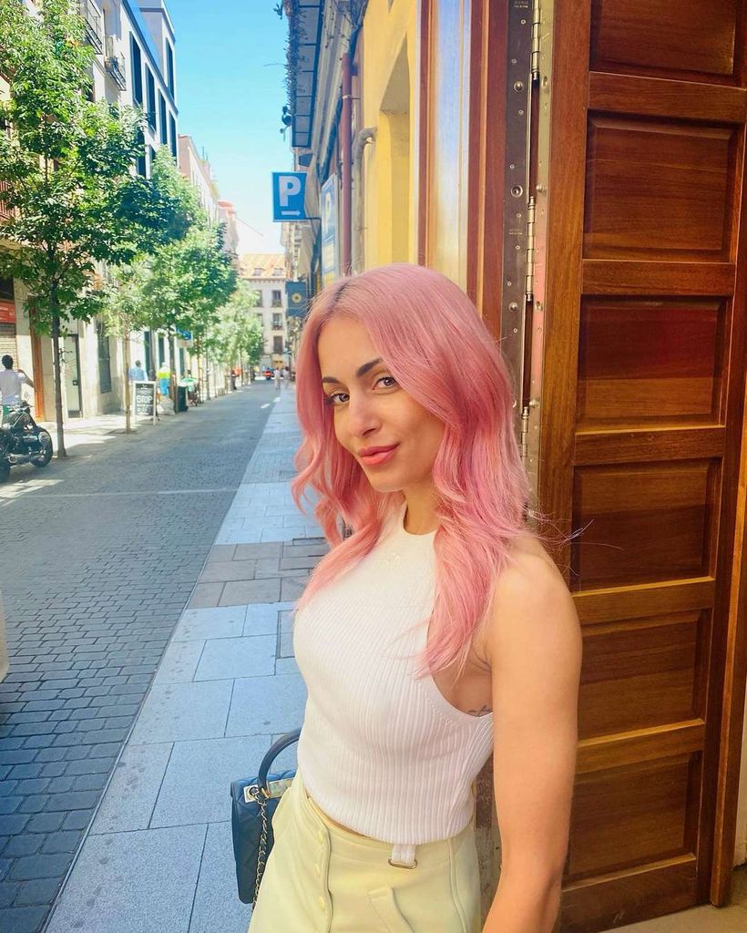 Hiba Abouk con pelo rosa