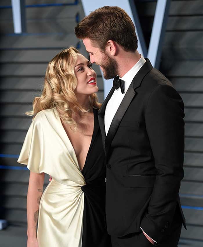 Miley Cyrus y Liam Hemsworth en la alfombra roja de la fiesta Vanity Fair