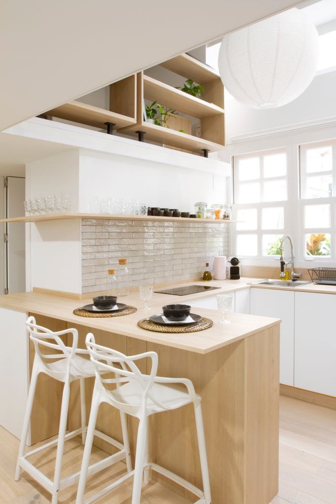 Cocina en blanco y madera en un proyecto de AdeL